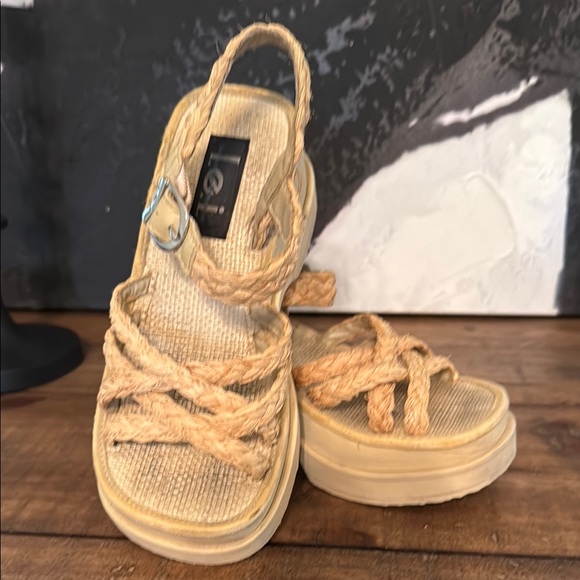 Vintage Rare l.e.i  Braided Platform Sandals - Beige